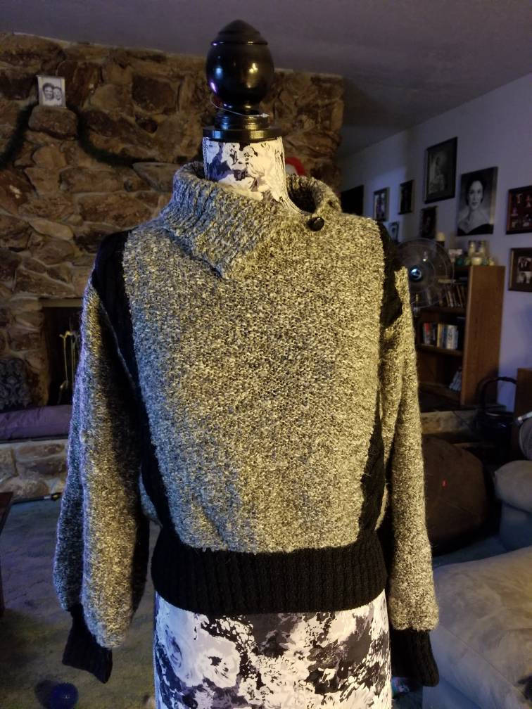 Grauer Pullover Schwarz Trim von PeggeDesigns