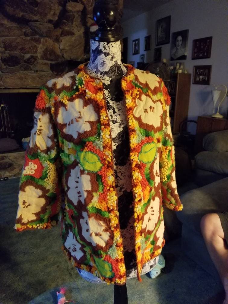 Herbst Steht Vor Der Tür. Alle Von Hand Hergestellt Gefüttert Crewel Jacke. Wirklich Ein Kunstwerk von PeggeDesigns