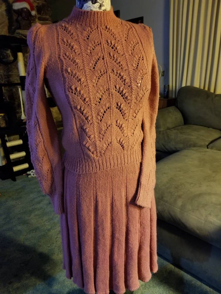 Rosa Pullover Und Rock-Set von PeggeDesigns