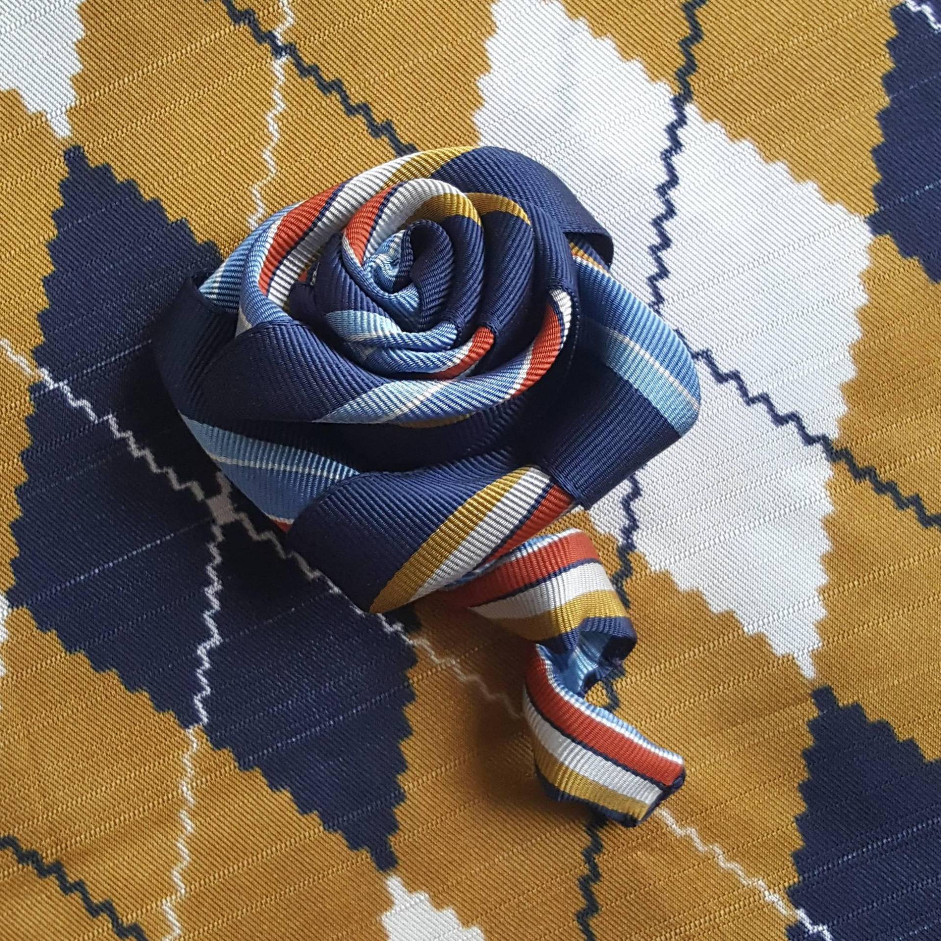 Gestreifte Marineblaue Boutonniere Revers Blume, Handgefertigte Brosche Mit Hutband 1940Er Jahre, Elegantes Herrenzubehör, Renntag, Hochzeiten Gestreifte Marineblaue Boutonniere Revers Blume, Handgefertigte Brosche Mit Hutband 1940Er Jahre, Elegantes Herrenzubehör, Renntag, Hochzeiten von PeggerAndTheHat