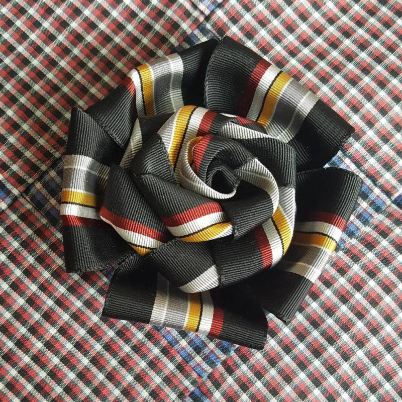 Schwarz Striped Rosette Corsage Cockade Boutonniére Petersham Ribbonwork Handgefertigt Mit 1940Er Jahre Hut Bänder, Band Blume Pin Zubehör Schwarz Striped Rosette Corsage Cockade Boutonniére Petersham Ribbonwork Handgefertigt Mit 1940Er Jahre Hut Bänder, Band Blume Pin Zubehör von PeggerAndTheHat