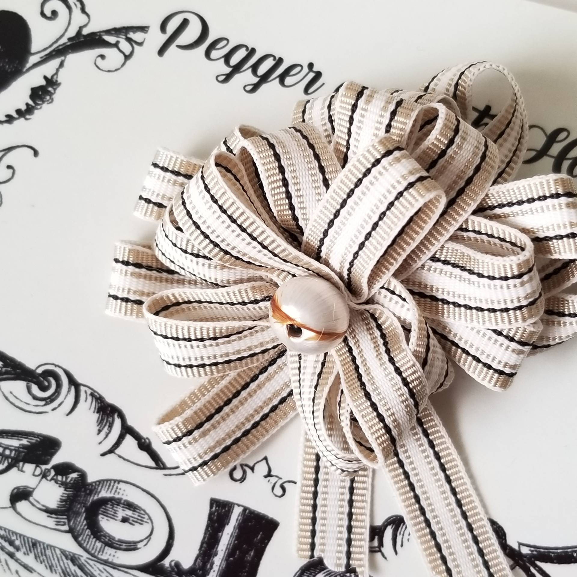 Weißer Streifen Boutonniere Revers Blume, Gestreifte Vintage Grosgrain Band, Bräutigam Besten Mann Trauzeugen Hochzeit Braut Dapper, Hergestellt in Weißer Streifen Boutonniere Revers Blume, Gestreifte Vintage Grosgrain Band, Bräutigam Besten Mann Trauzeugen Hochzeit Braut Dapper, Hergestellt in von PeggerAndTheHat
