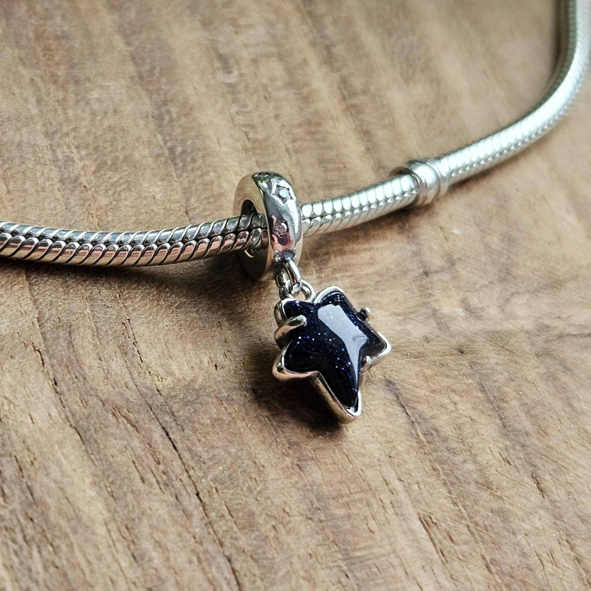 Black Star Charm, Silver Asymmetric Design Glittery Stylish Jewelry Charm von PelitJewelry