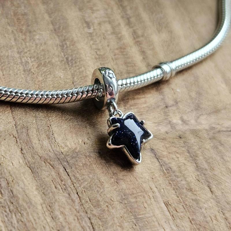 Black Star Charm, Silver Asymmetric Design Glittery Stylish Jewelry Charm von PelitJewelry