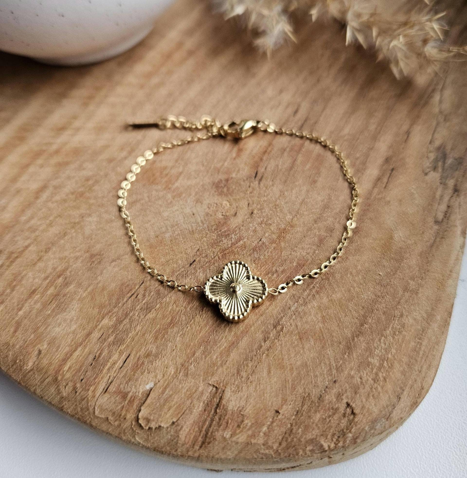 Gold Chain Bracelet With Four-Leaf Flower Design, Elegant & Minimal Jewelry von PelitJewelry