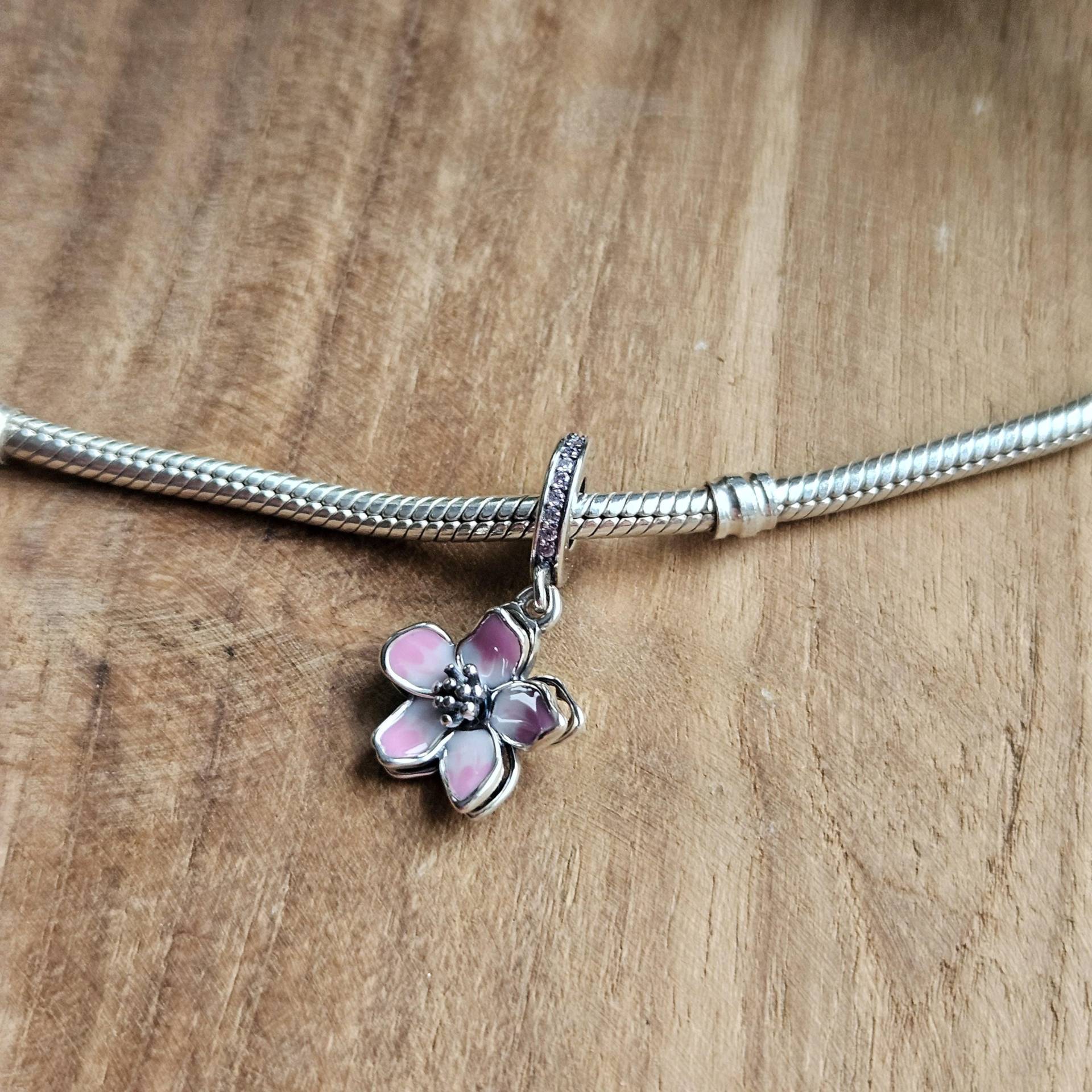 Pink Purple Gradient Flower Charm, Silver Dangling Floral Design, Elegant & Stylish Bracelet Accessory von PelitJewelry