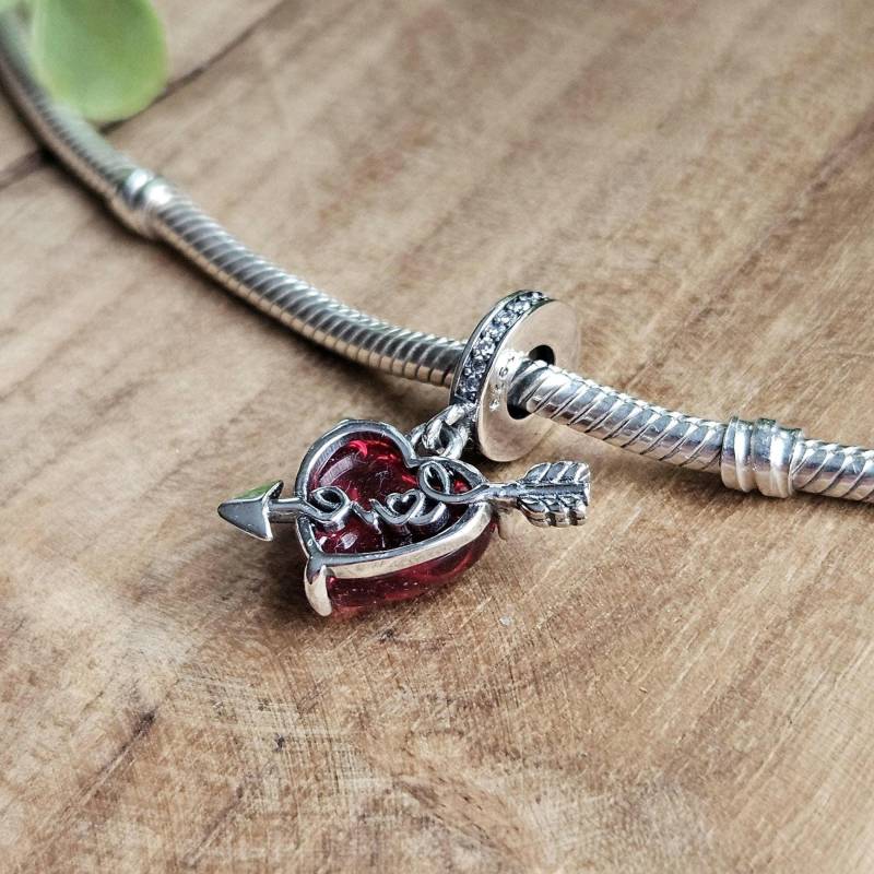Red Heart Charm, Silver Framed Love Arrow Romantic Love-Themed Charm von PelitJewelry