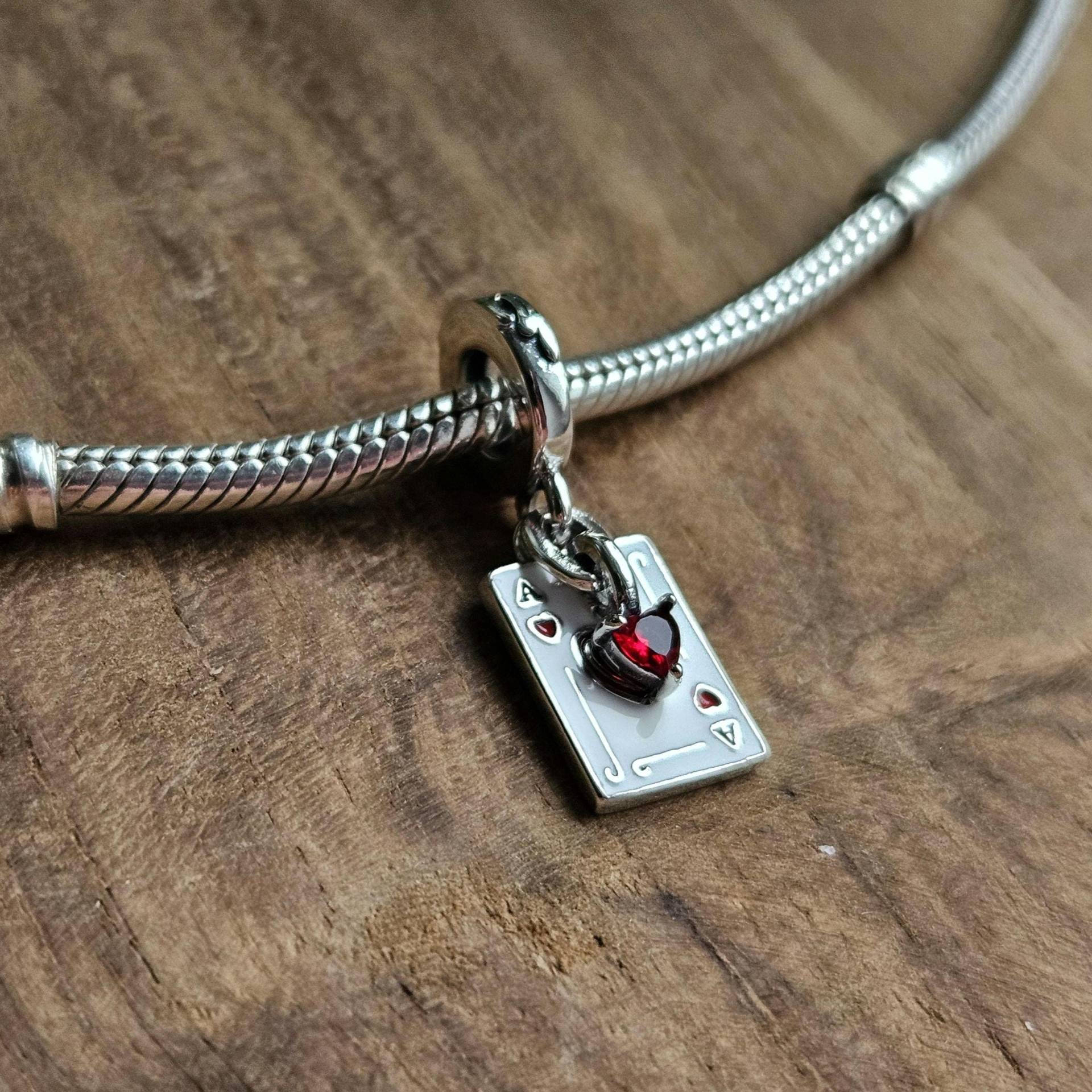 Silver Ace Card Charm, Red Heart Detailed Dangling Jewelry Accessory, Stylish Bracelet Charm von PelitJewelry