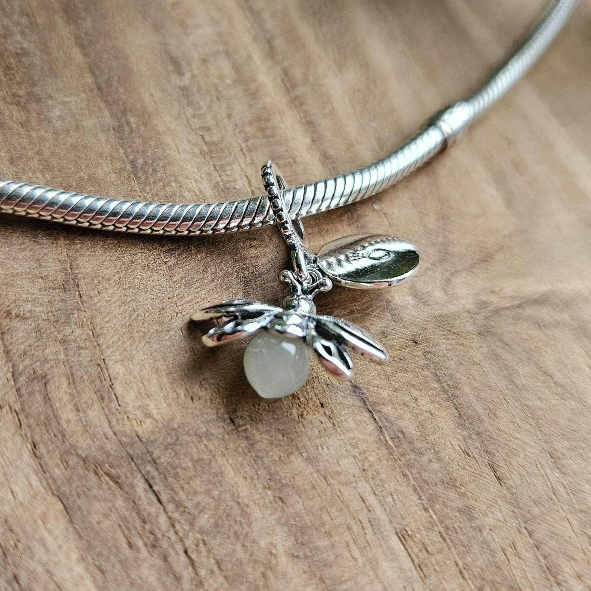 Silver Bee Charm, Dangling Bee-Shaped Gemstone Accent Elegant Unique Charm von PelitJewelry