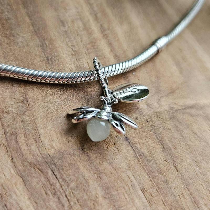 Silver Bee Charm, Dangling Bee-Shaped Gemstone Accent Elegant Unique Charm von PelitJewelry