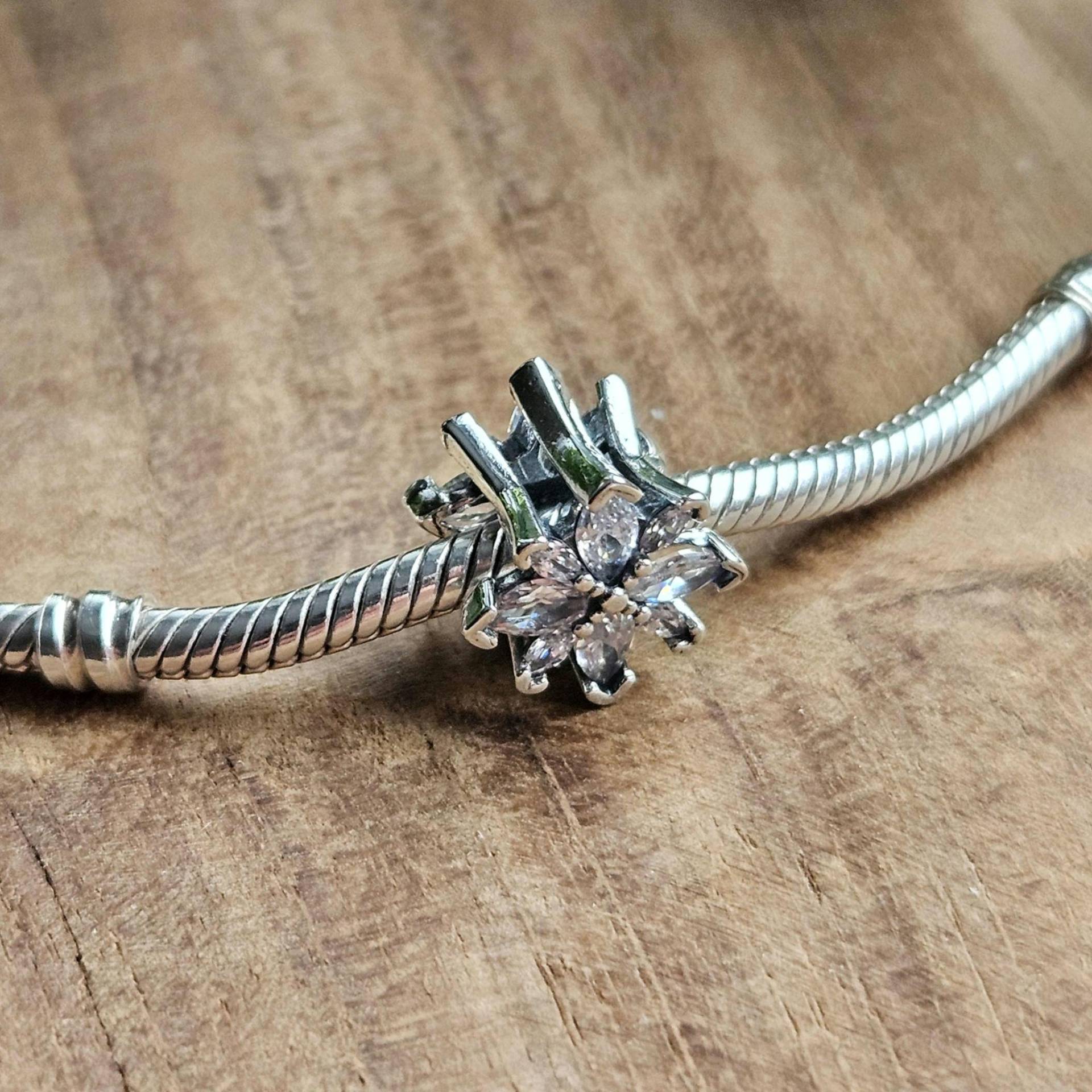 Silver Flower Charm, White Stone Shiny Gemstone Bracelet Elegant Floral Unique Charm von PelitJewelry