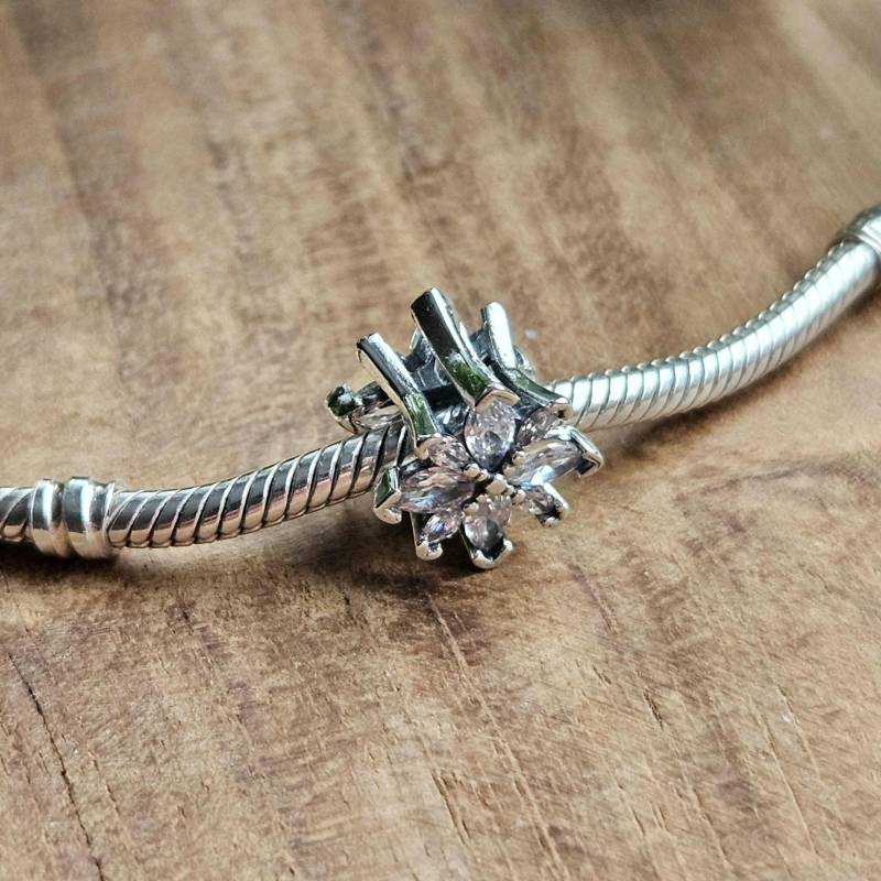 Silver Flower Charm, White Stone Shiny Gemstone Bracelet Elegant Floral Unique Charm von PelitJewelry