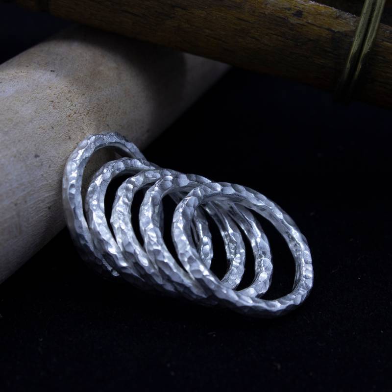 Handgefertigtes Silber Ring Set | Von 5 Gehämmerten Stapelringen 24K Vergoldetes 925 Sterling Stapelbarer Pellada von Pellada