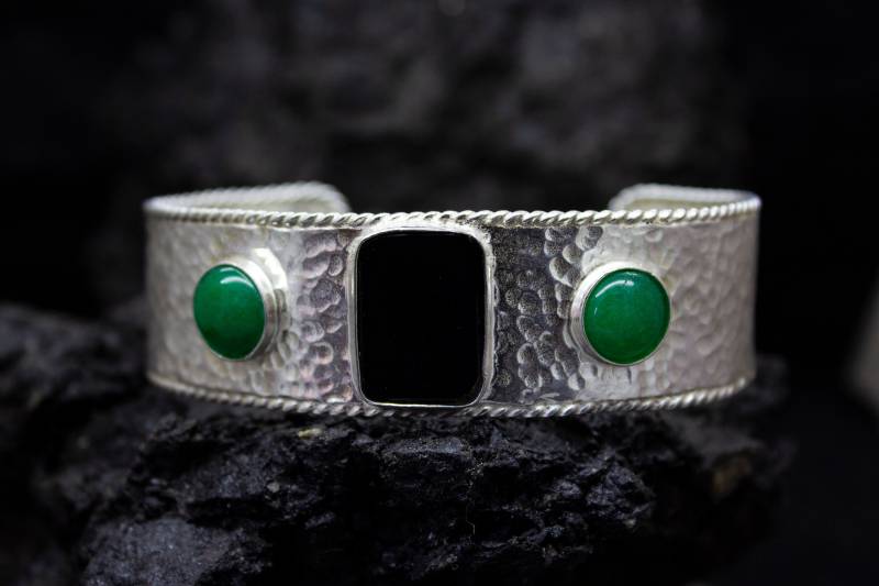 Roman Hammered Cuff Onyx Stein Silber Armband | 925 Sterling Uralter Armreif Handgemachtes Jade Edelstein Von Pellada von Pellada