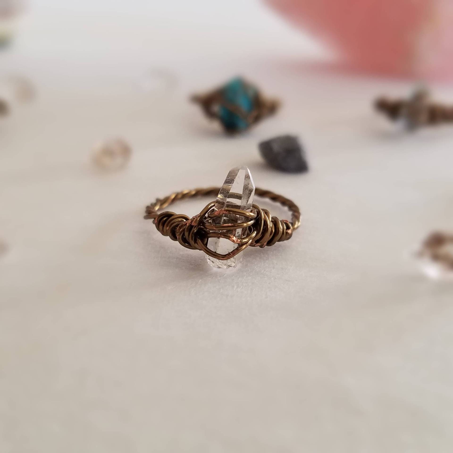 Winziger Quarz Punkt Wire Wrapped Ring in Bronze Winziger Quarz Punkt Wire Wrapped Ring in Bronze von PellegriniDesigns