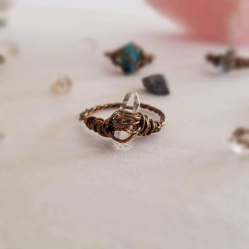 Winziger Quarz Punkt Wire Wrapped Ring in Bronze Winziger Quarz Punkt Wire Wrapped Ring in Bronze von PellegriniDesigns