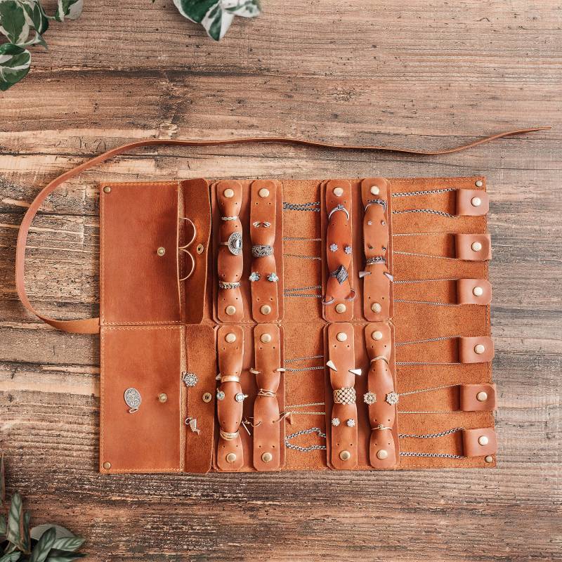 Geschenk Für Frauen - Große Leder Schmuckrolle Reise Organizer Halsketten, Armbänder, Ohrringe Geschenkidee Hochzeit, Weihnachtsgeschenk von PelleleatherDesign