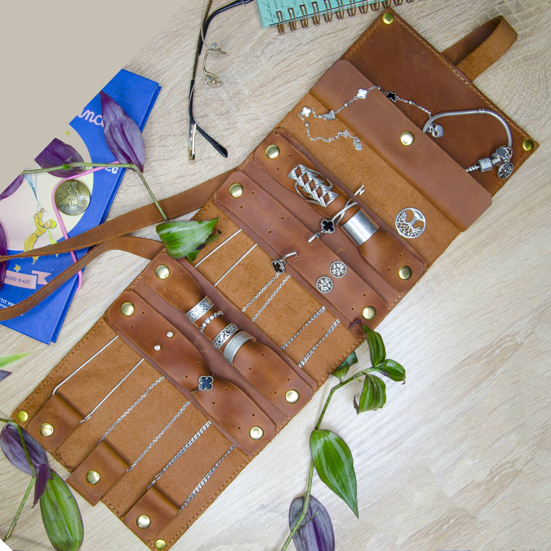 Personalisierte Lederschmuckrolle Aufbewahrung in Reisegröße Für Halsketten, Ringe, Ohrringe - Ideales Brautjungferngeschenk Oder von PelleleatherDesign