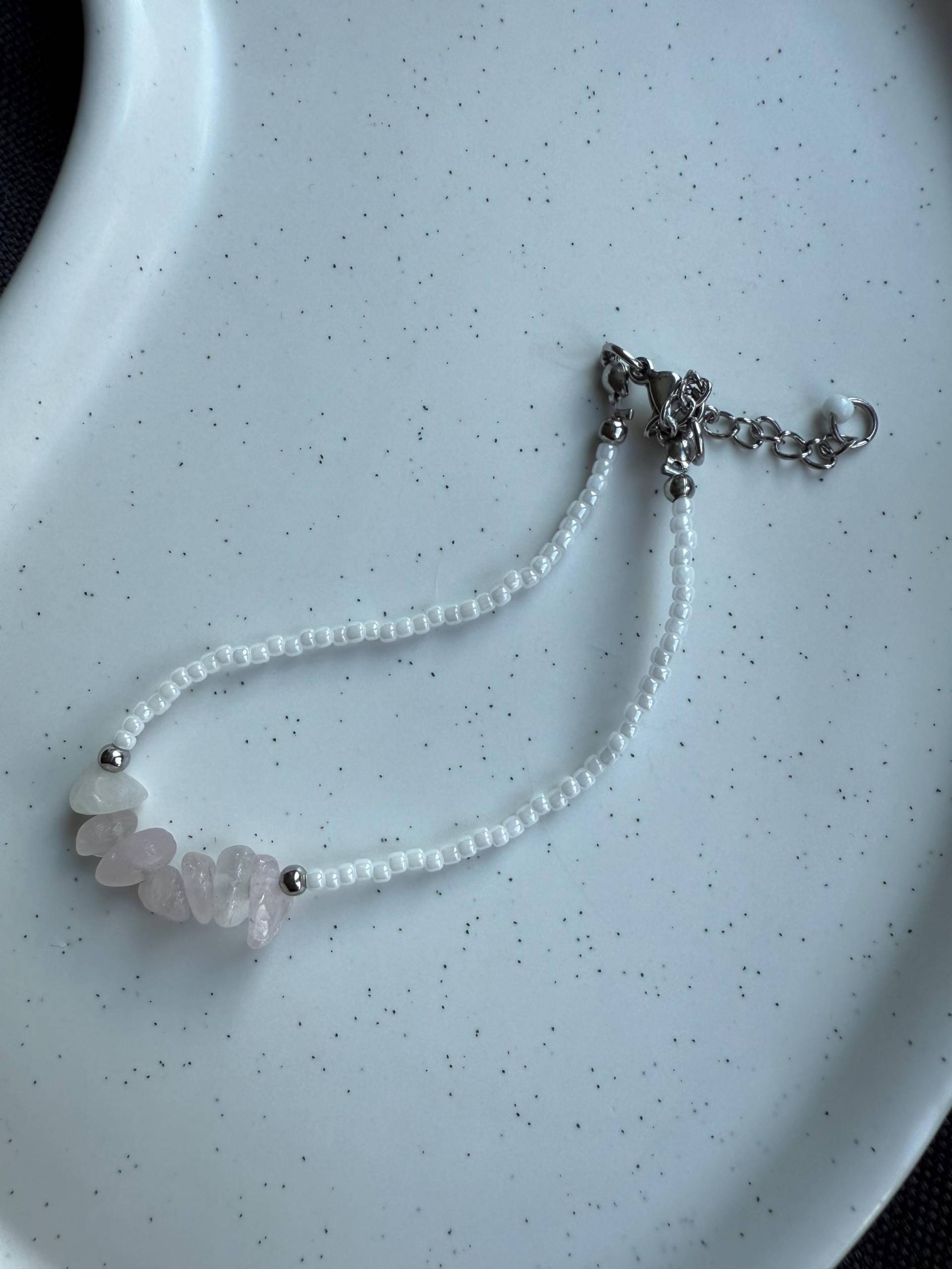 Armband "Taylor" Mit Rosenquarzsplittern & Edelstahlperlen | Länge Wählbar + 4cm Verlängerung Pellysue Armband "Taylor" Mit Rosenquarzsplittern & Edelstahlperlen | Länge Wählbar + 4cm Verlängerung Pellysue von PellySue