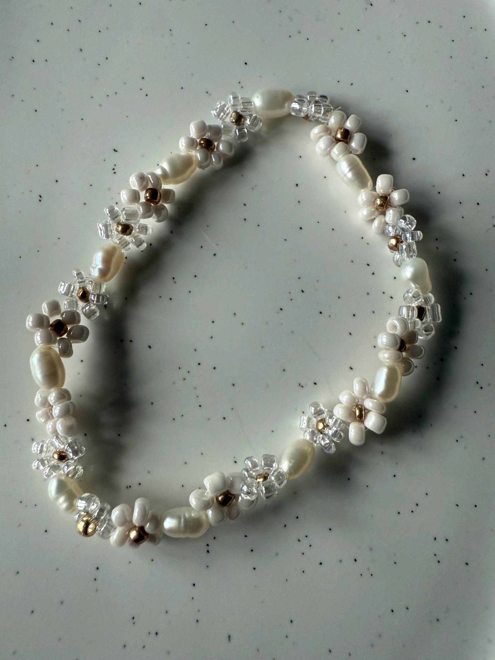 Blumenarmband „Malou" Mit Süßwasserperlen Und Glasperlenblüten in Rose & Gold | Handgemacht Pellysue Blumenarmband „Malou" Mit Süßwasserperlen Und Glasperlenblüten in Rose & Gold | Handgemacht Pellysue von PellySue