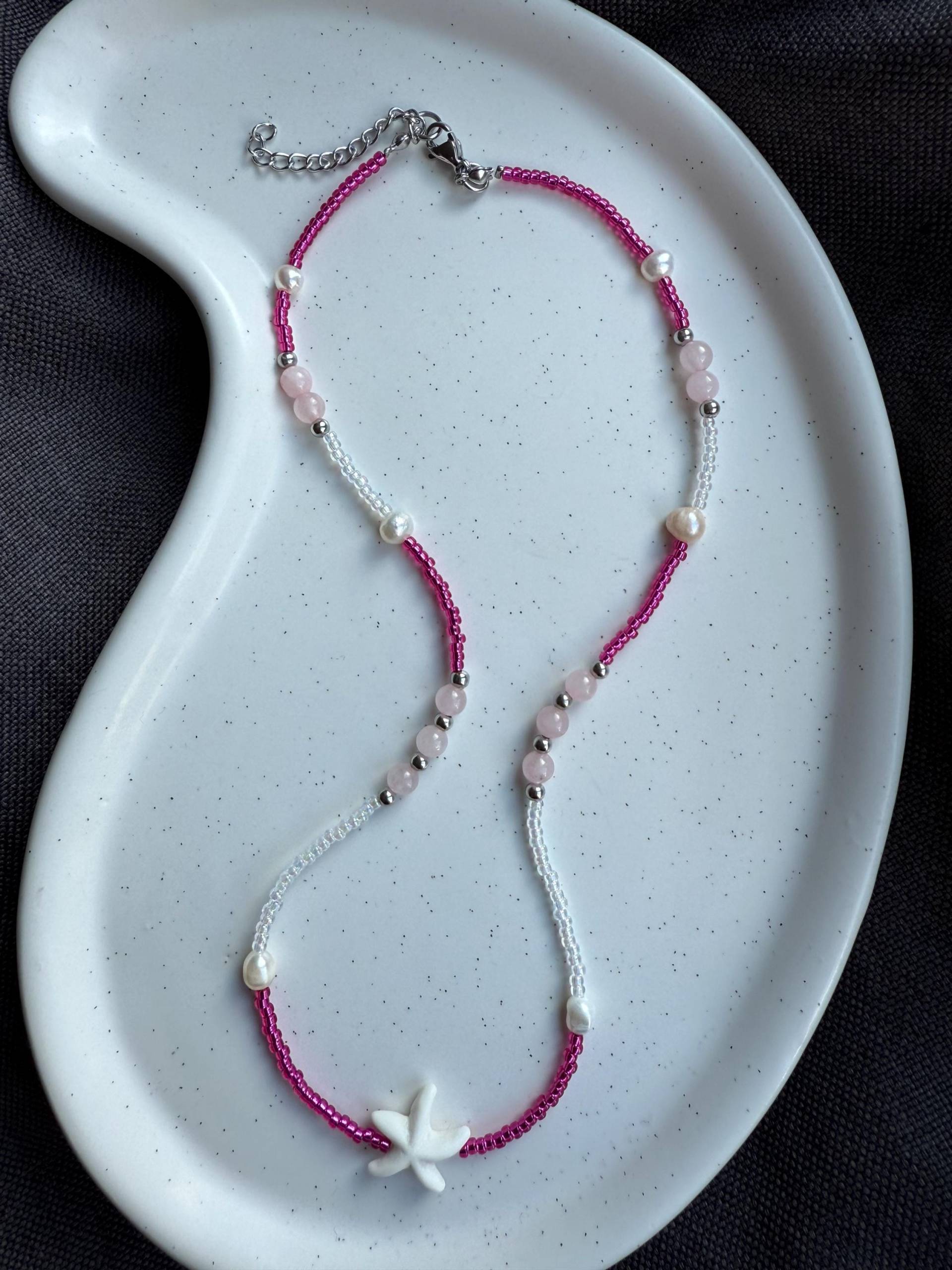 Handgemachte Kette "Millie" Mit Süßwasserperlen, Rosenquarz, Edelstahlperlen & Seestern | Pellysue Handgemachte Kette "Millie" Mit Süßwasserperlen, Rosenquarz, Edelstahlperlen & Seestern | Pellysue von PellySue