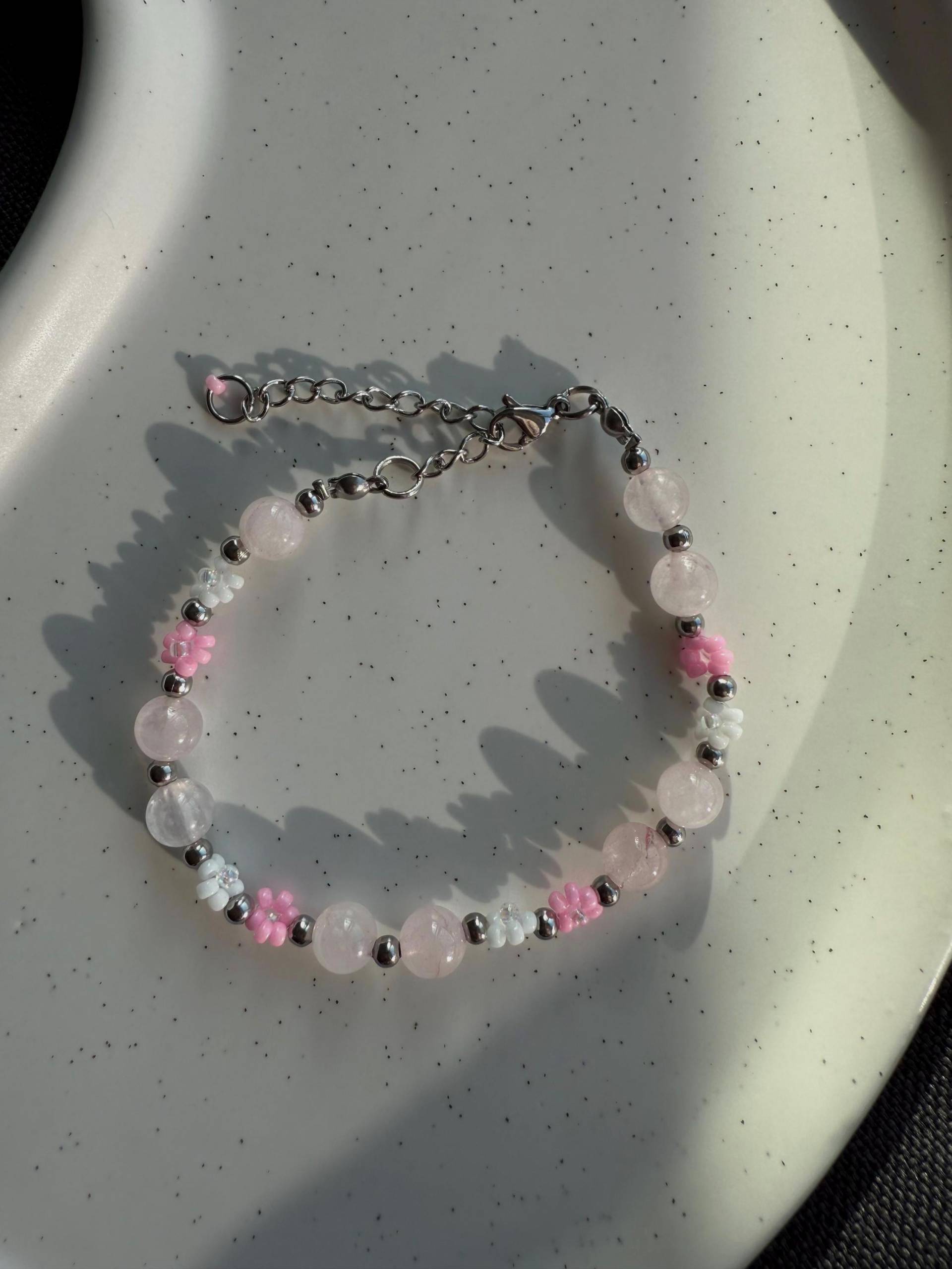 Pellysue | Rosenquarz Armband Mit Edelstahlperlen Und Blumen - Verstellbares in Rosa Weiß Handgemachter Schmuck Pellysue | Rosenquarz Armband Mit Edelstahlperlen Und Blumen - Verstellbares in Rosa Weiß Handgemachter Schmuck von PellySue