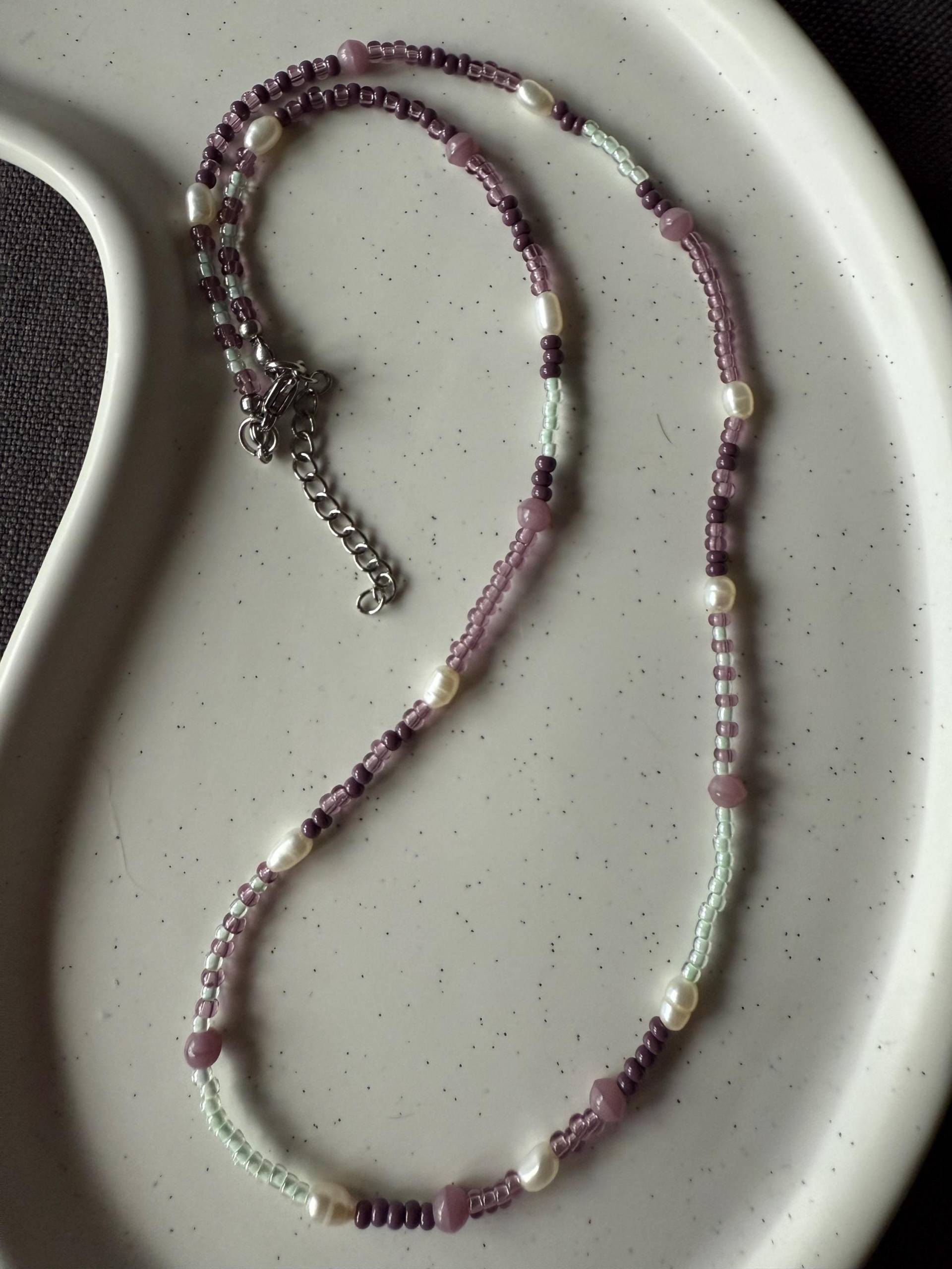 Perlenkette „Ava" Mit Süßwasserperlen Und Miyuki Perlen in Mint & Violett | Edelstahlverschluss Pellysue Perlenkette „Ava" Mit Süßwasserperlen Und Miyuki Perlen in Mint & Violett | Edelstahlverschluss Pellysue von PellySue