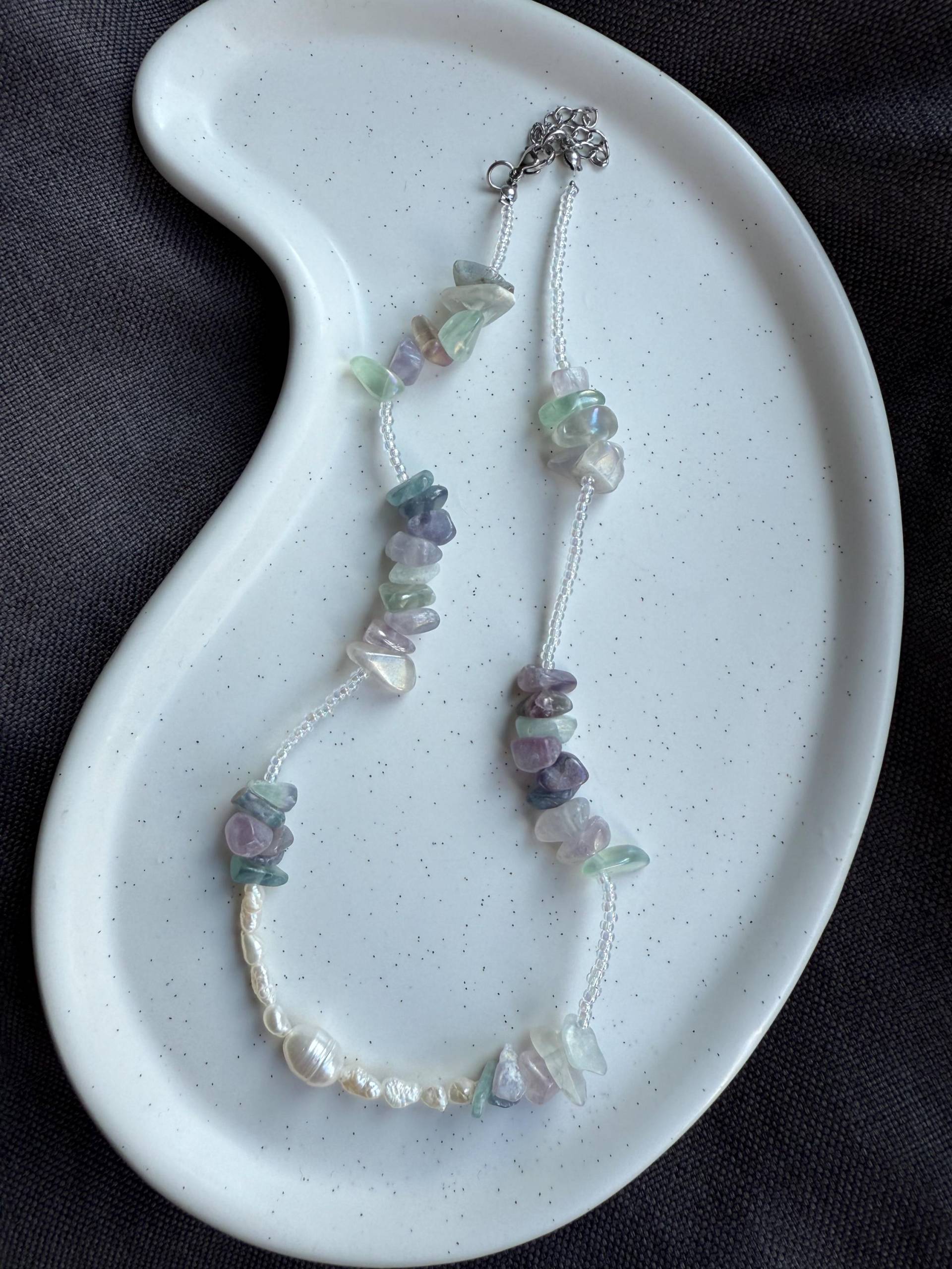 Unikat-Kette "Jodie" Mit Fluorit, Süßwasserperlen & Edelstahlperlen | 36-40 cm Pellysue Unikat-Kette "Jodie" Mit Fluorit, Süßwasserperlen & Edelstahlperlen | 36-40 cm Pellysue von PellySue
