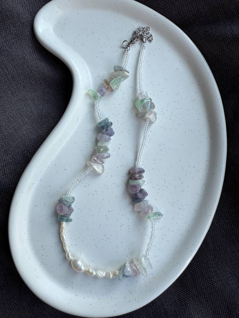 Unikat-Kette "Jodie" Mit Fluorit, Süßwasserperlen & Edelstahlperlen | 36-40 cm Pellysue Unikat-Kette "Jodie" Mit Fluorit, Süßwasserperlen & Edelstahlperlen | 36-40 cm Pellysue von PellySue