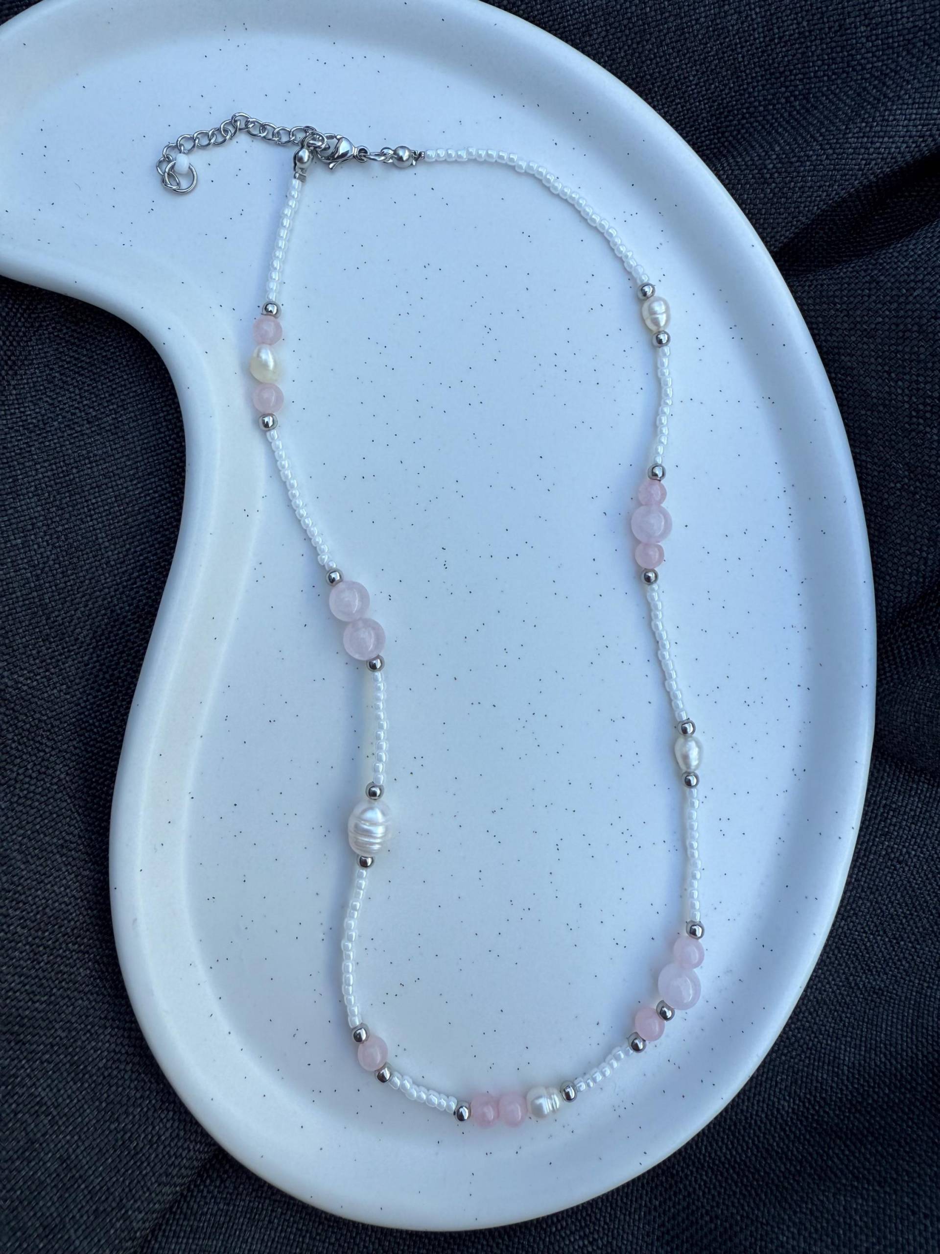 Unikat Kette Mit Süßwasserperlen, Rosenquarz & Edelstahl | Verstellbare Länge Handgemachter Perlenschmuck Pellysue Unikat Kette Mit Süßwasserperlen, Rosenquarz & Edelstahl | Verstellbare Länge Handgemachter Perlenschmuck Pellysue von PellySue