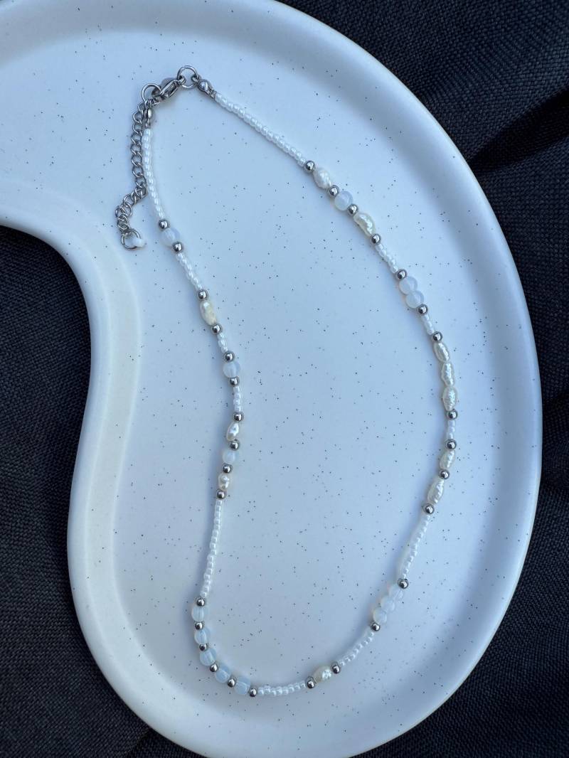 Unikat Perlenkette Mit Süßwasserperlen, Opalith & Edelstahl | Handgemachter Schmuck Pellysue Unikat Perlenkette Mit Süßwasserperlen, Opalith & Edelstahl | Handgemachter Schmuck Pellysue von PellySue