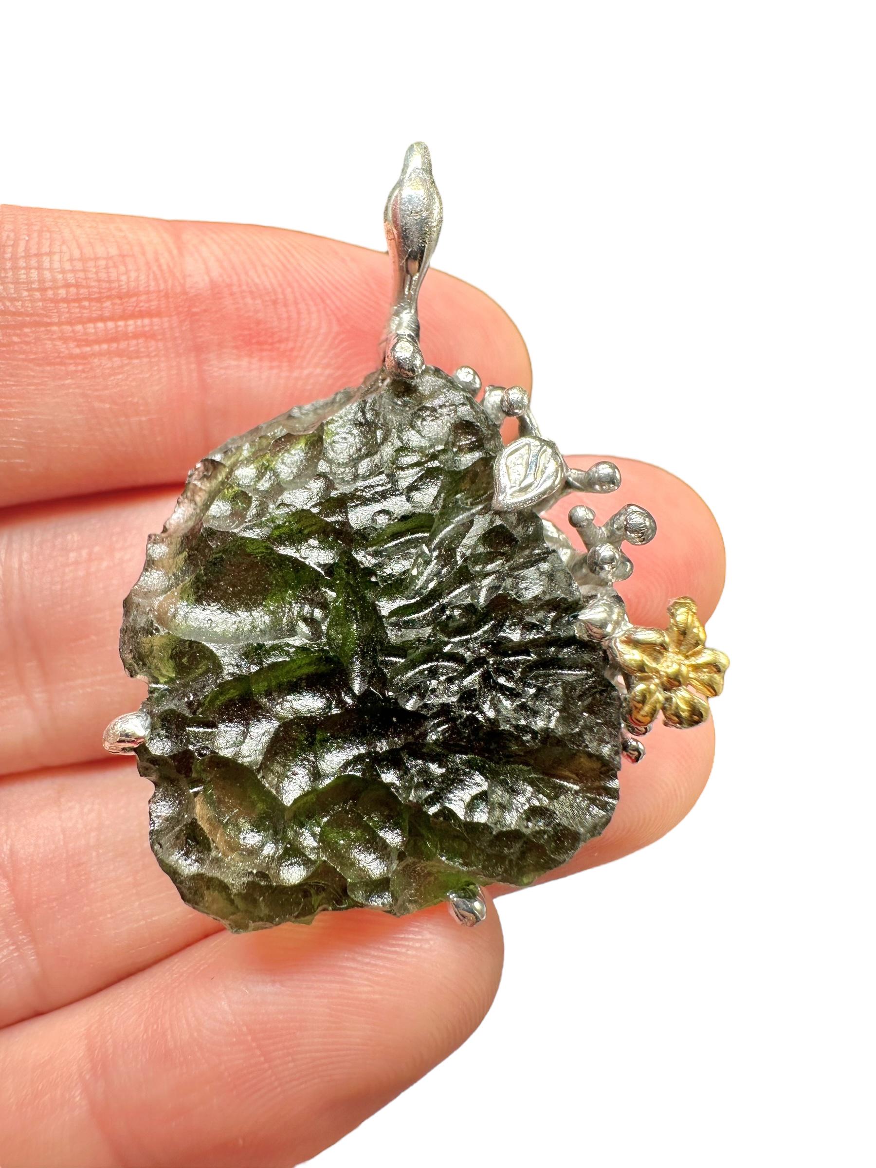 Silber Moldavit Anhänger Mit Vergoldeten Elementen 12G von PeltramMinerals