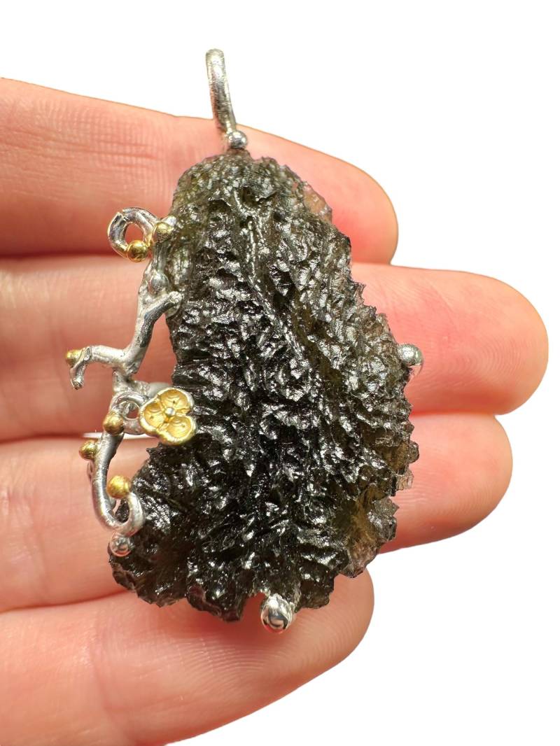 Silber Moldavit Anhänger Mit Vergoldeten Elementen 13G von PeltramMinerals