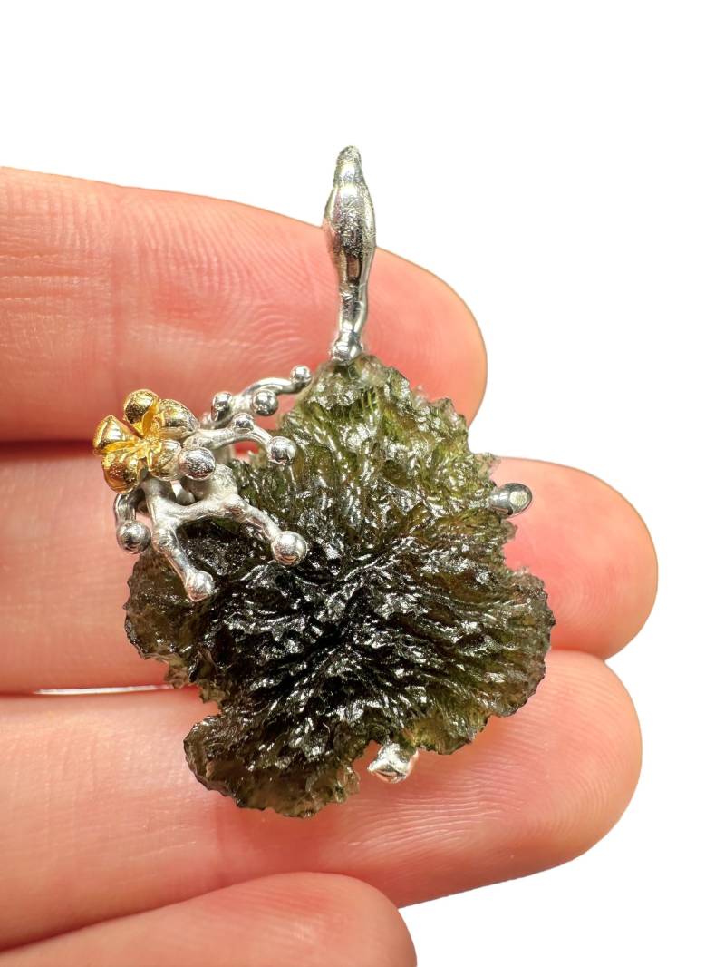 Silber Moldavit Anhänger Mit Vergoldeten Elementen 7G von PeltramMinerals