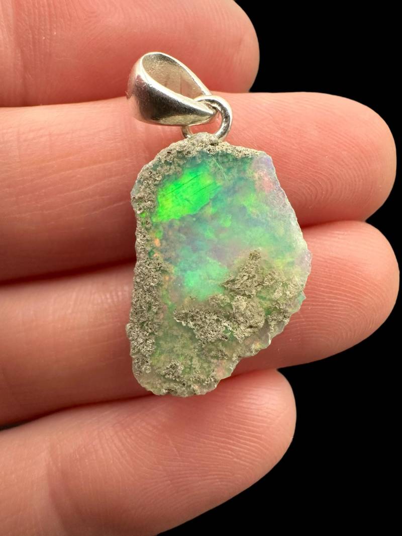 Silberfarbener Edelopal Anhänger von PeltramMinerals