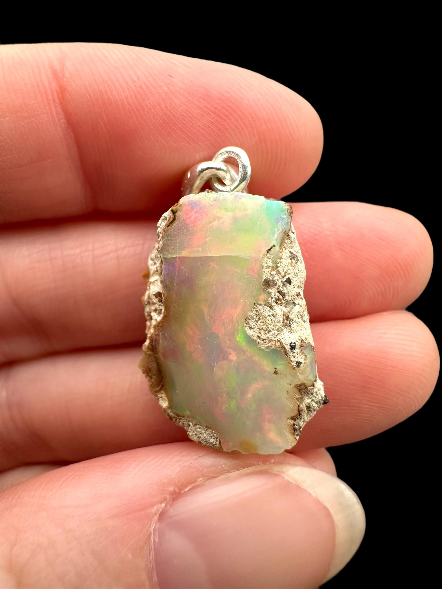 Silberfarbener Edelopal Anhänger von PeltramMinerals