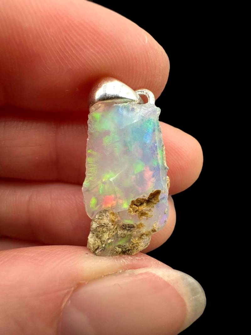 Silberfarbener Edelopal Anhänger von PeltramMinerals
