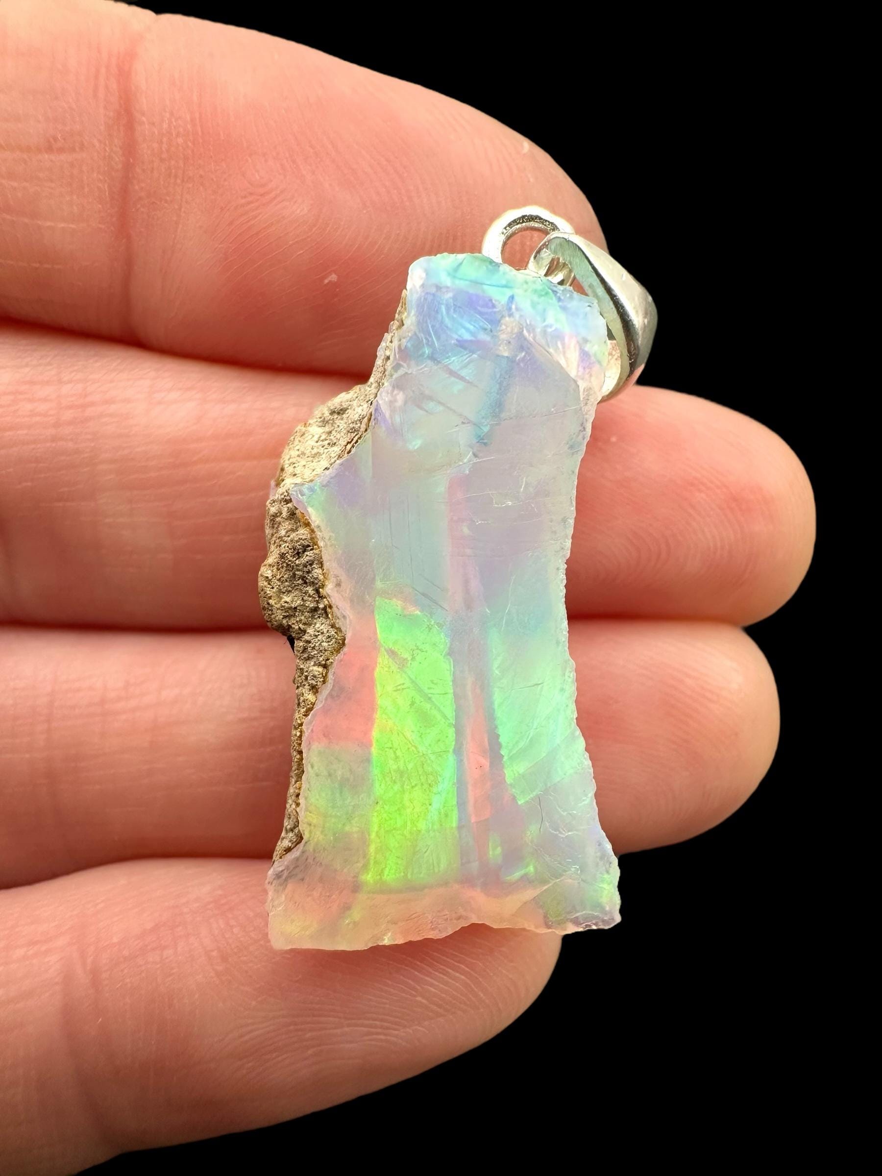 Silberfarbener Edelopal Anhänger von PeltramMinerals