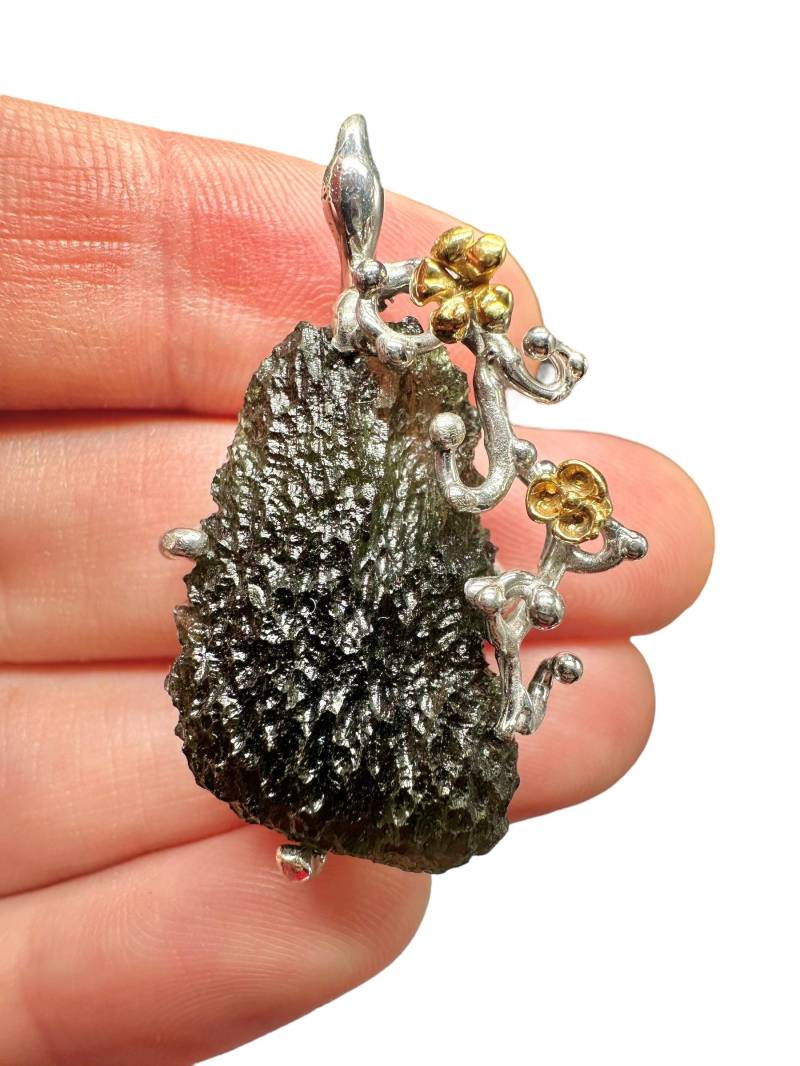 Silberner Moldavit-Anhänger Mit Vergoldeten Elementen 9, 8G Silberner Moldavit-Anhänger Mit Vergoldeten Elementen 9, 8G von PeltramMinerals
