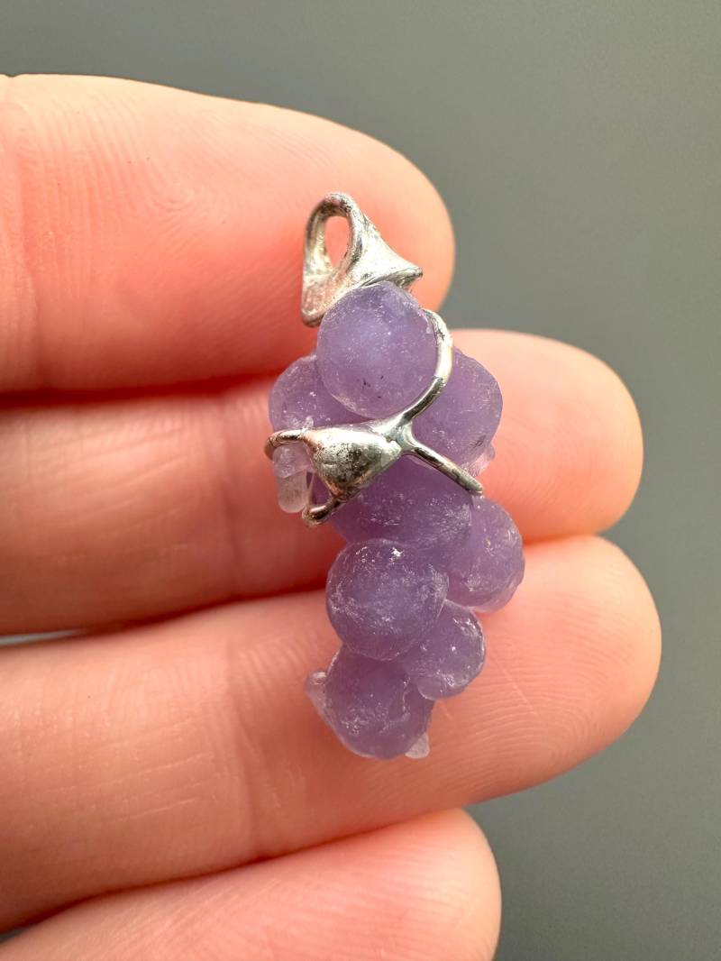 Trauben Chalcedon Anhänger Trauben Chalcedon Anhänger von PeltramMinerals