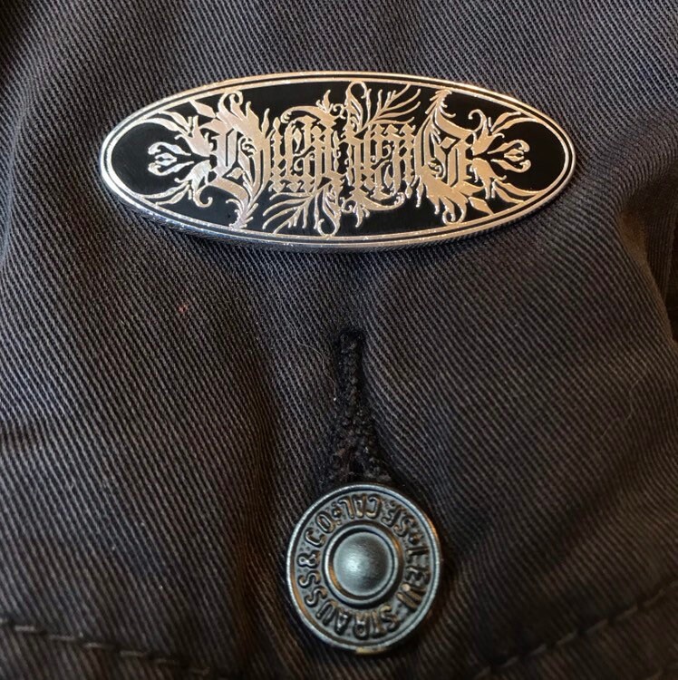 Dickkopf | Kalligrafie-Mehrdeum Emaille-Pin von PencilmancerArt