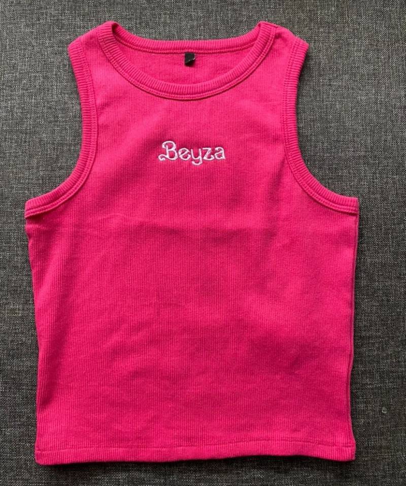 Benutzerdefinierte Barbie Schrift Name Tank Top, Besticktes Benutzerdefiniertes Crop Top Für Frau, Personalisierbar Benutzerdefinierte Barbie Schrift Name Tank Top, Besticktes Benutzerdefiniertes Crop Top Für Frau, Personalisierbar von PenelopEmbroidery