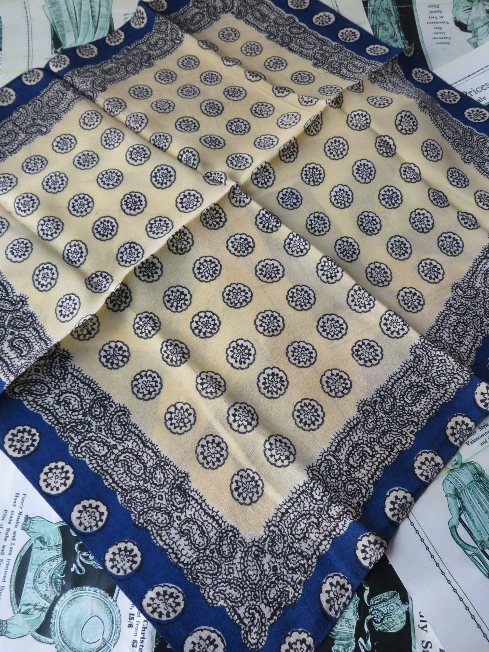 Antikes Art Deco Kunstseide Paisley Bedrucktes Taschentuch Antikes Art Deco Kunstseide Paisley Bedrucktes Taschentuch von PenelopeTextiles
