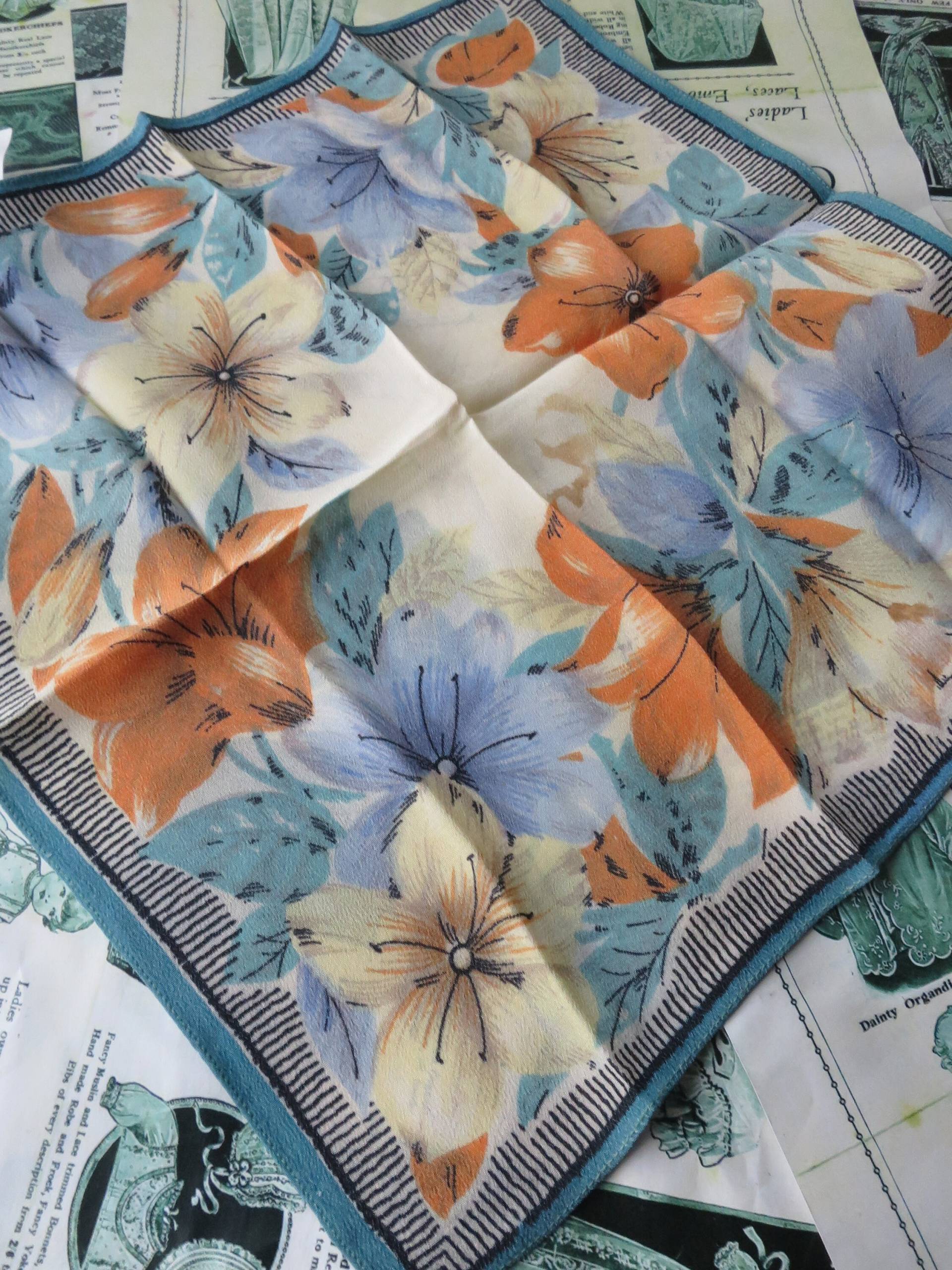 Florales Antikes Art Deco Kunstseide Bedrucktes Taschentuch Florales Antikes Art Deco Kunstseide Bedrucktes Taschentuch von PenelopeTextiles