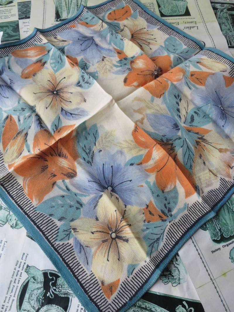 Florales Antikes Art Deco Kunstseide Bedrucktes Taschentuch von PenelopeTextiles