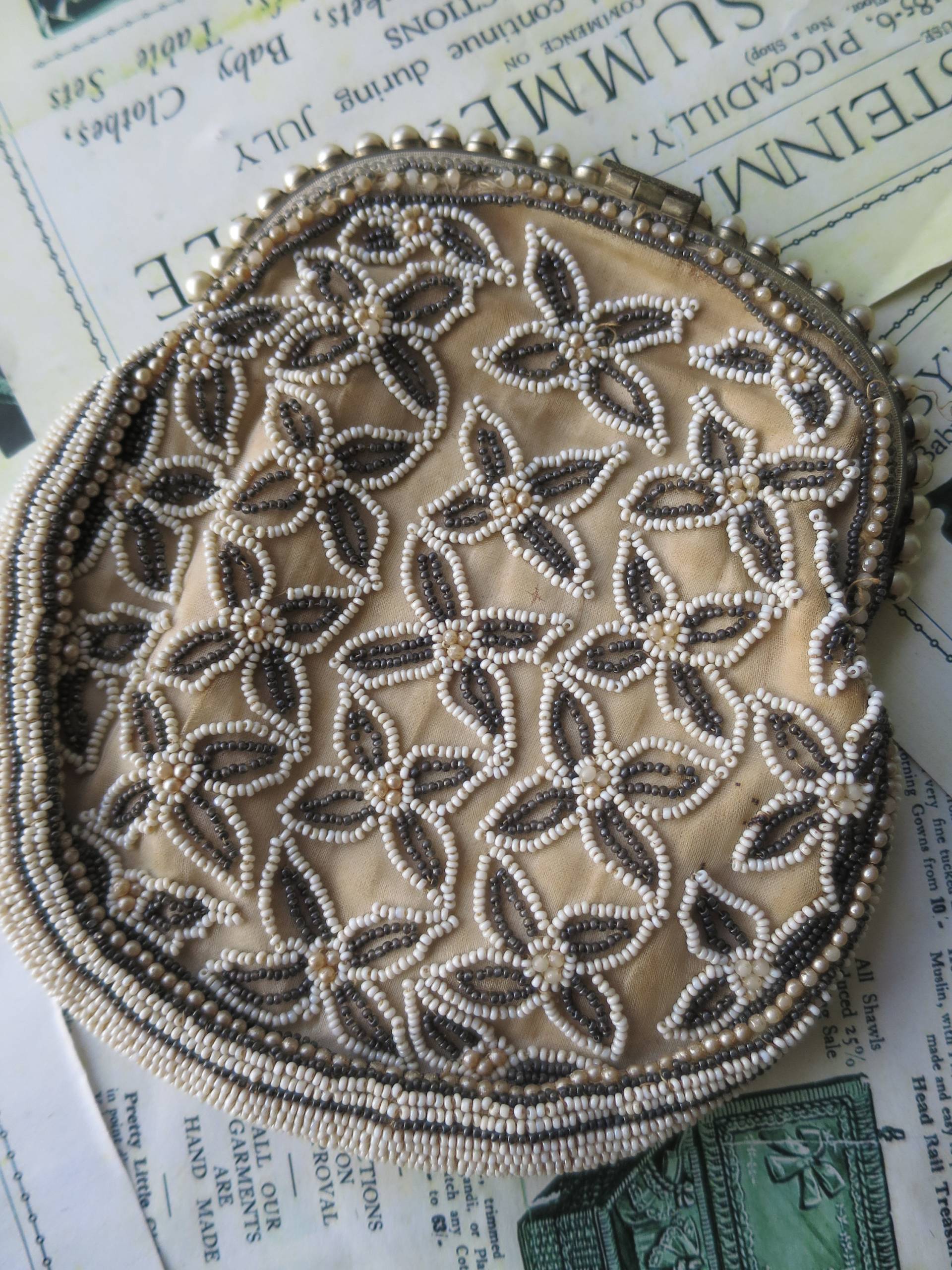 Schöne Antike Art Deco Blumen Glas Perlen Abendtasche-Kunstperlen-Verschluss Schöne Antike Art Deco Blumen Glas Perlen Abendtasche-Kunstperlen-Verschluss von PenelopeTextiles