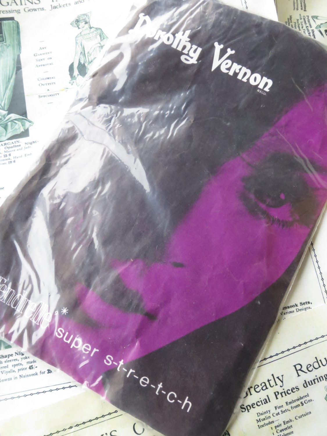 Vintage 1960Er Dorothy Vernon Nahtfreie Micromesh Nylon Strümpfe Vintage 1960Er Dorothy Vernon Nahtfreie Micromesh Nylon Strümpfe von PenelopeTextiles