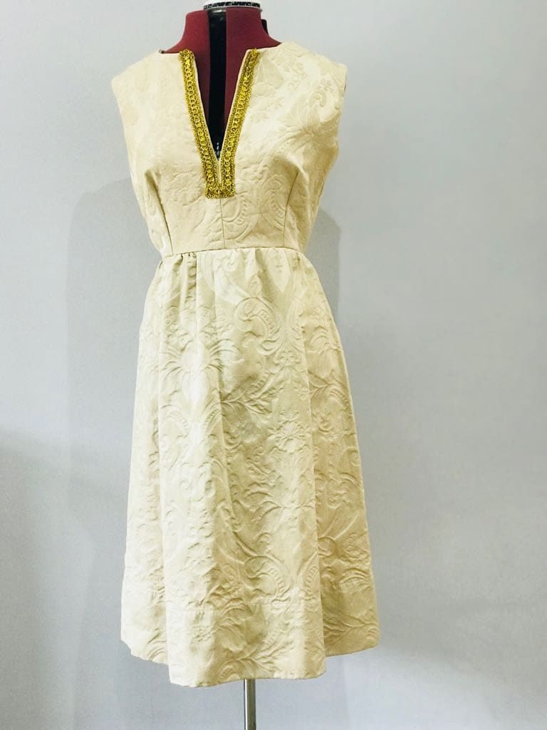 1950Er Jahre Creme Kleid Abendkleid Handgemachte Ärmellose Gold Brokat Und Pailletten Detail Jacquard Stoff Barock Muster Uk Größe 10 von PenelopesAttire