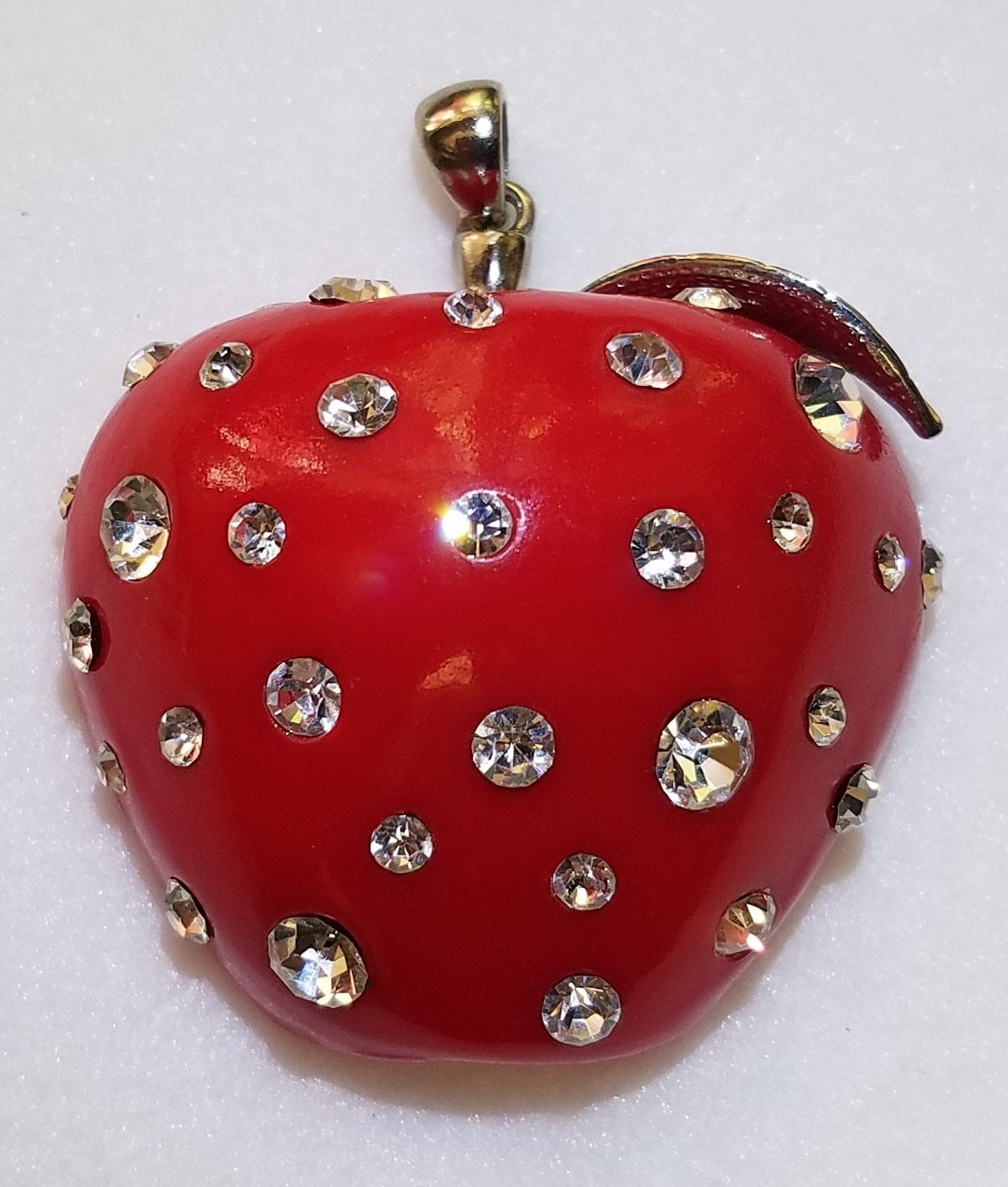 Apple-Halskette Mit Strass Anhänger Apple-Halskette Mit Strass Anhänger von PenelopesGemShop