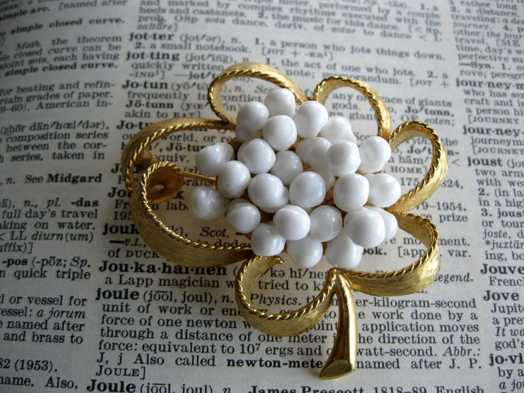 Jahrgang Stilisierte Florale Gold Tone-Brosche Mit Weißen Perlen von PenelopesHopeChest